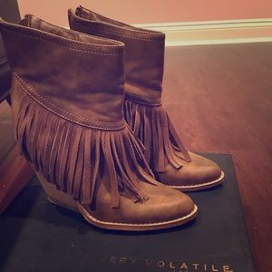 Very volatile leather fringe boots